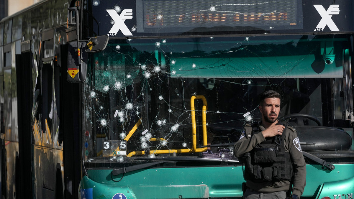 En buss tog skada vid en av explosionerna på onsdagsmorgonen.