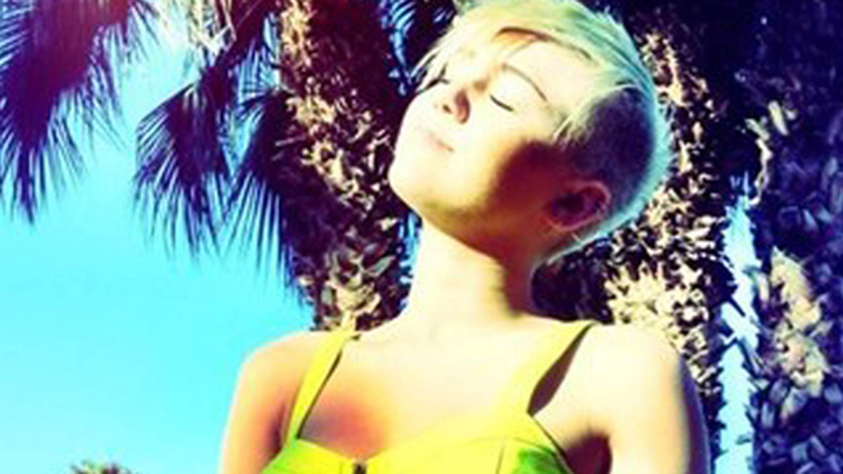Miley njuter av solen. 