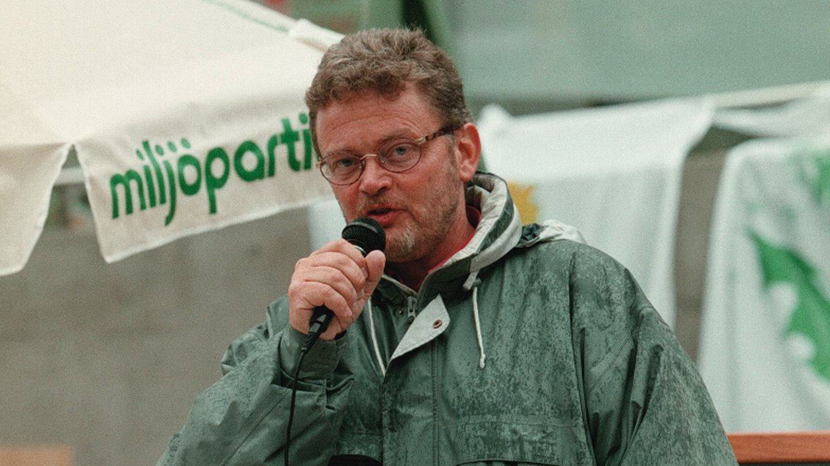 Birger Schlaug står och jagar väljare på 90-talet. 