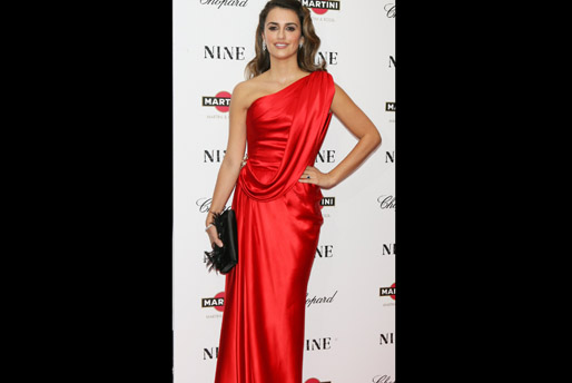 Penelope Cruz fullkomligen strålade i en juligt röd blåsa. Penelope Cruz fullkomligen strålade i en juligt röd blåsa.
