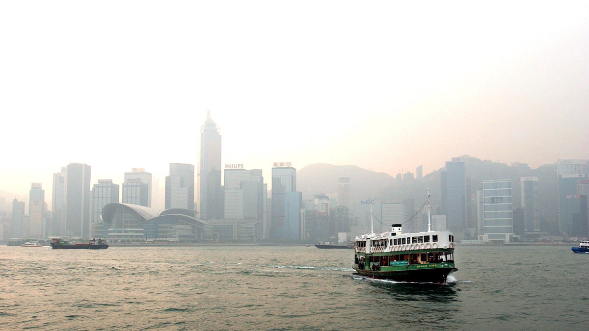 Hong Kongs vatten under dagtid. Algerna är i själva verket röda- eller rosafärgade under dagen. 