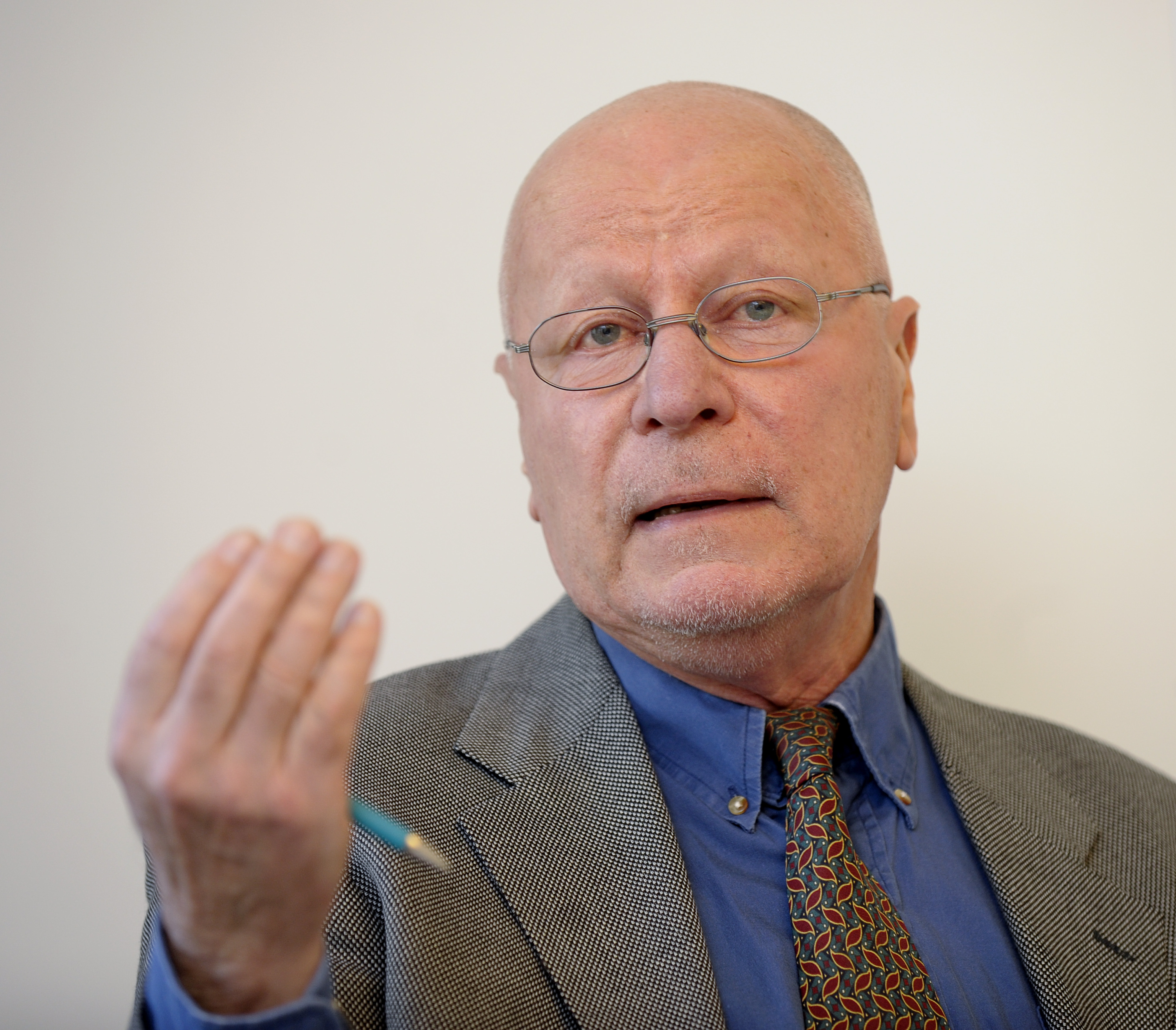 Tidigare överåklagare Sven-Erik Alhem är kritisk mot att sverigedemokratiska nämndemän nu intar Skånes domstolar.
