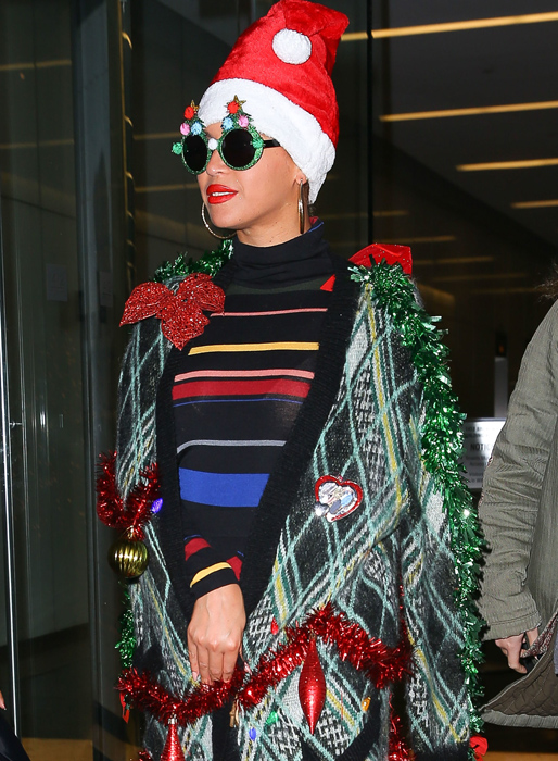 Beyoncé är utklädd till julgran. Beyoncé är utklädd till julgran.
