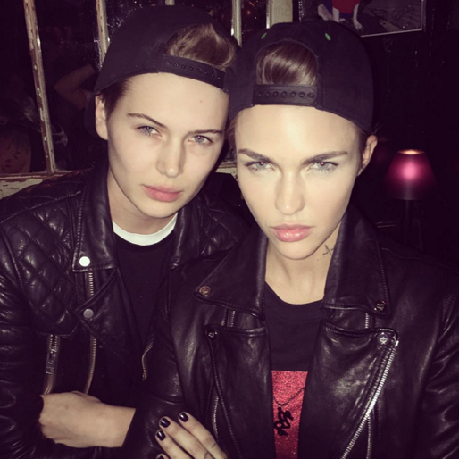 Nyblivna singeln Ruby Rose kör kepsen bakochfram. Nyblivna singeln Ruby Rose kör kepsen bakochfram.