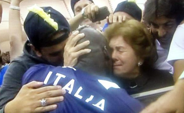 Efter matchen kramades han med sin mamma Silvia Balotelli.