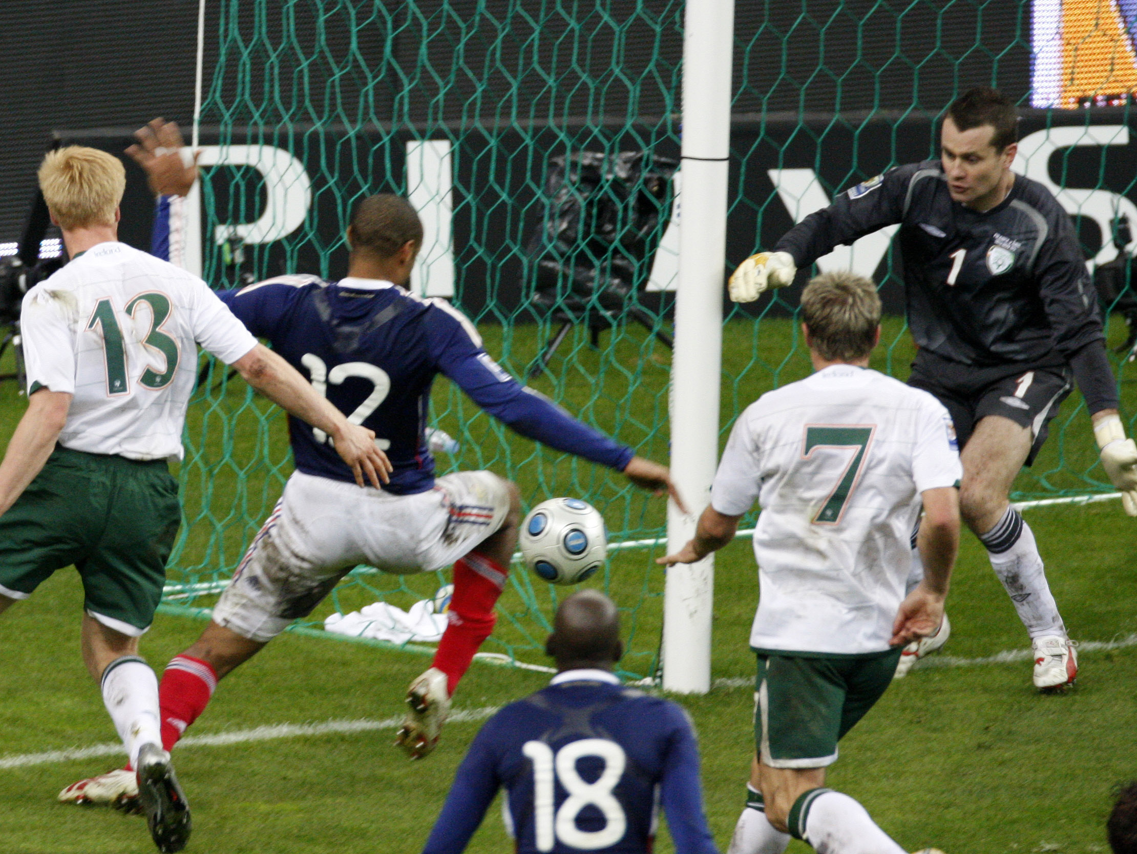 Fransmannen kan pusta ut - det blir VM i Sydafrika, trots handsbollen mot Irland. 
