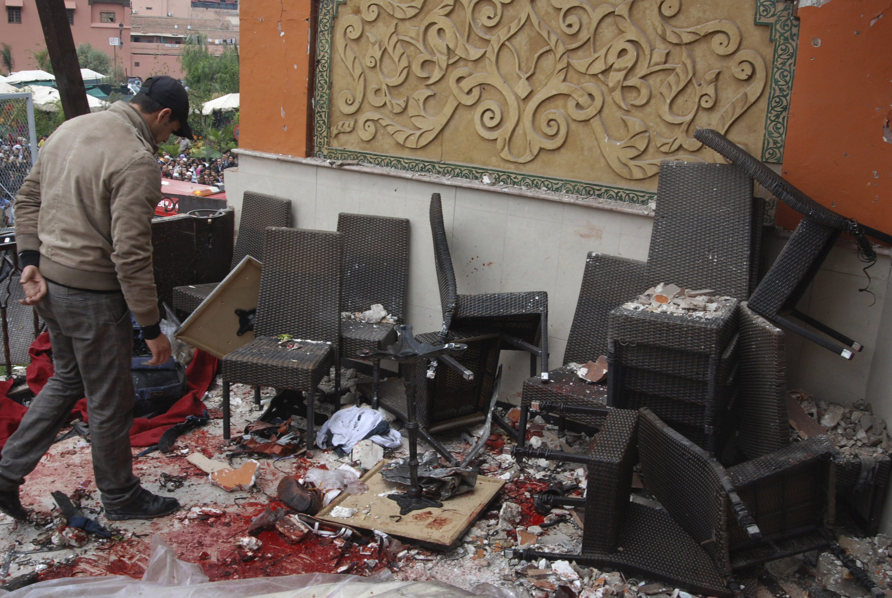 Kafét totalförstördes av explosionen och minst 14 personer ska ha dött.