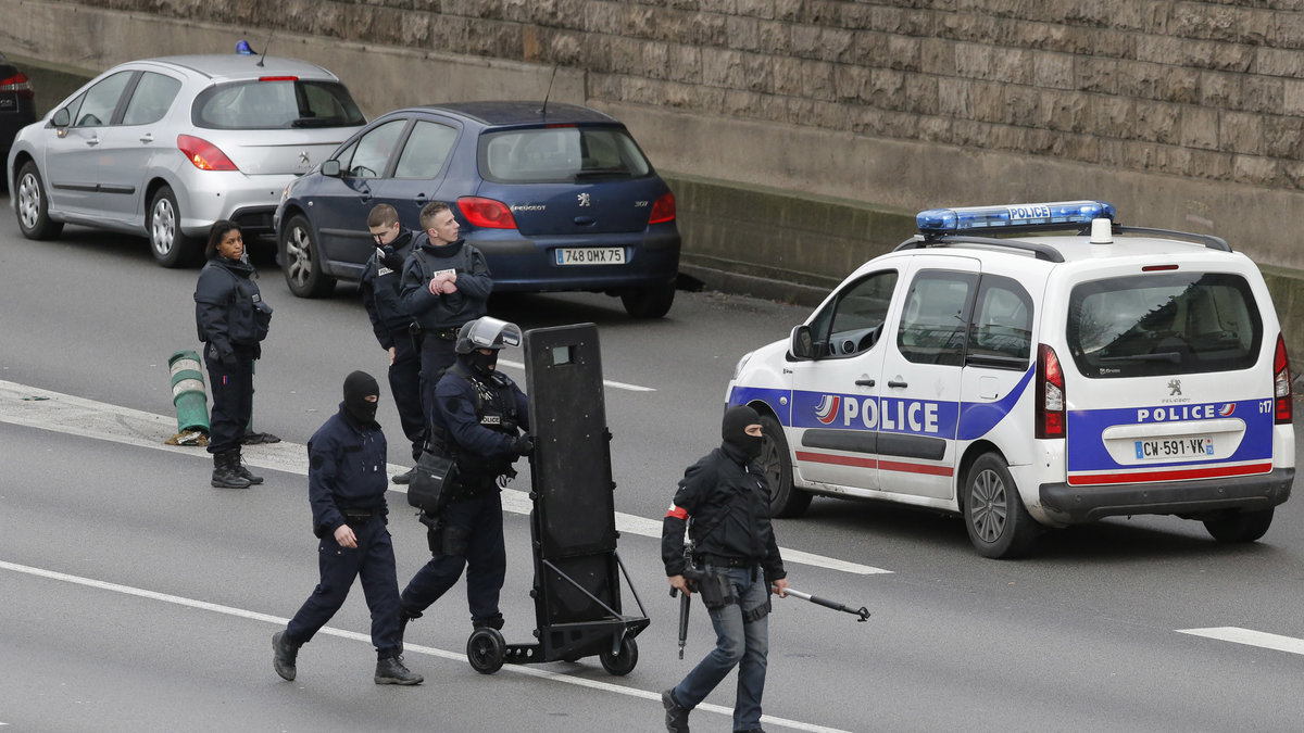 Samtidigt som gisslandramat i butiken gömde sig terroristbröderna i ett tryckeri utanför Paris. 