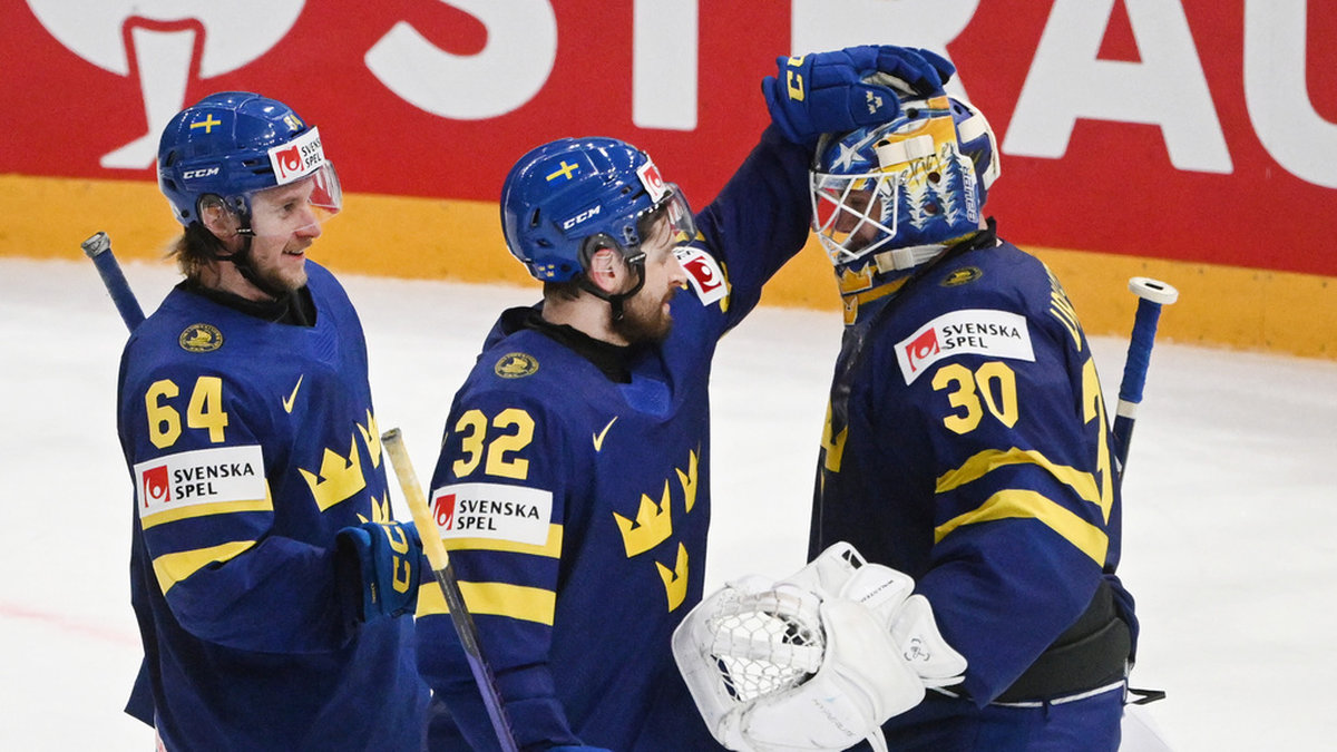 Sveriges målvakt Jesper Wallstedt klappas om av Lukas Bengtsson (32) och Jonathan Pudas (64) efter 5–0-segern i går kväll. På måndagskvällen väntar match mot Finland.