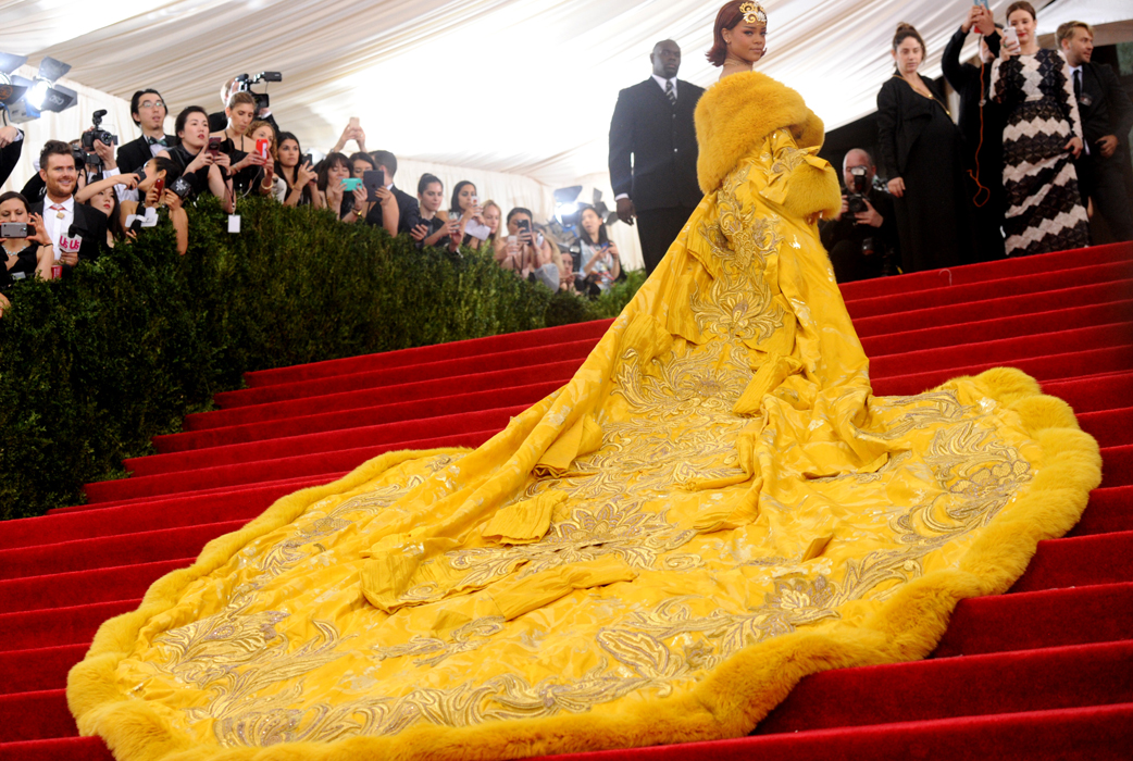Rihanna kom i en guldig rätt rejäl kreation. Klänningen har liknats vid allt från omelett till pizza på humorkonton på Instagram. 