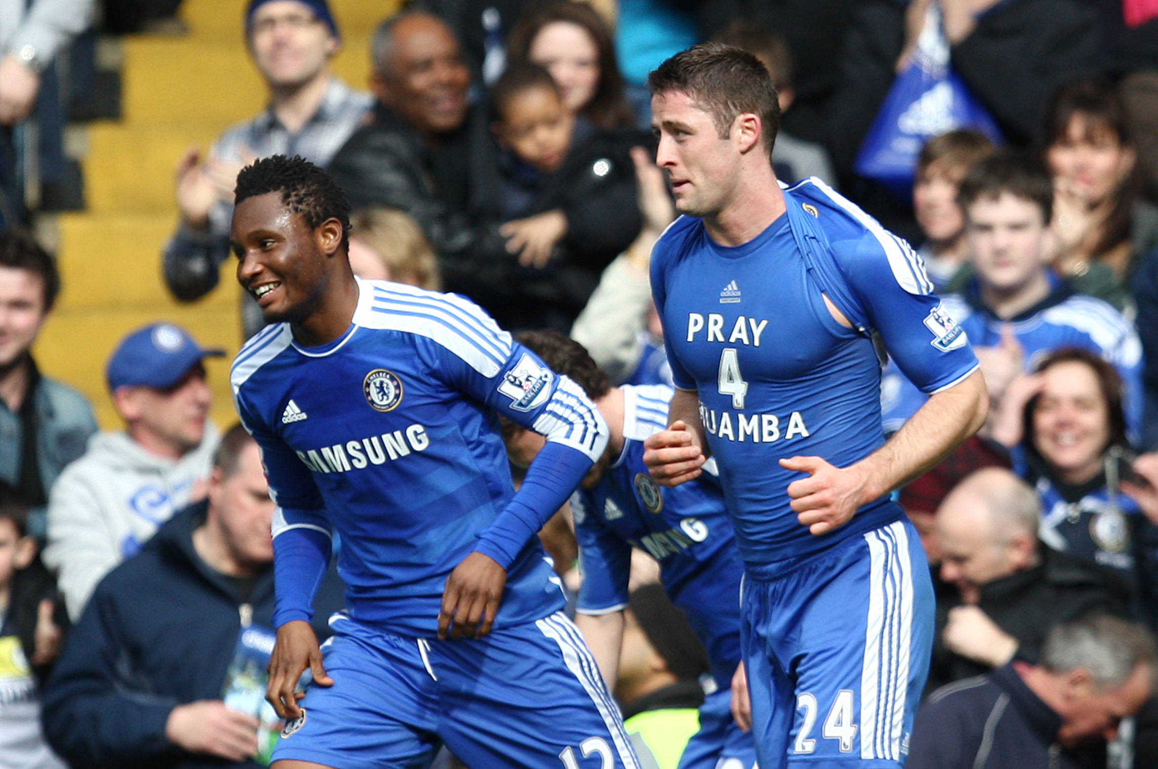 Gary Cahill (till höger) hyllade Fabrice Muamba efter sitt mål mot Leicester.