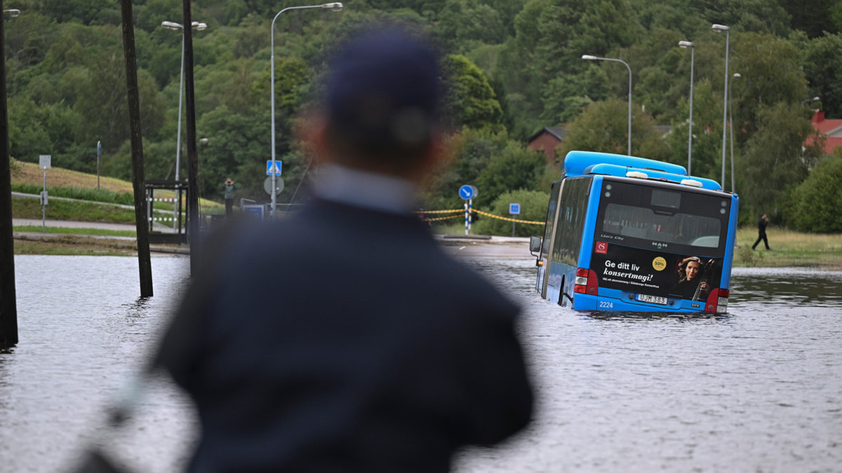 I Örebrotrakten är vägar fortfarande avstängda i spåret av skyfall och översvämningar. E18 väntas öppna för trafik vid tolv på fredagen. Arkivbild.