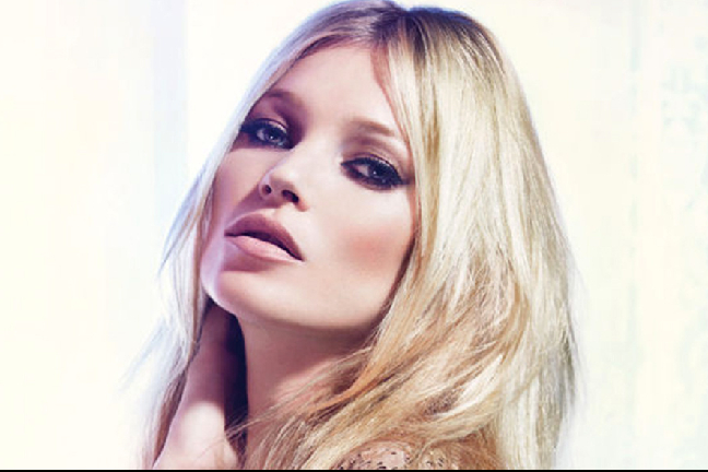 38 år på nacken, med de senaste 20 kantade av droger och festande får man ändå säga att Kate Moss fortfarande levererar på plåtningarna. 38 år på nacken, med de senaste 20 kantade av droger och festande får man ändå säga att Kate Moss fortfarande levererar på plåtningarna.