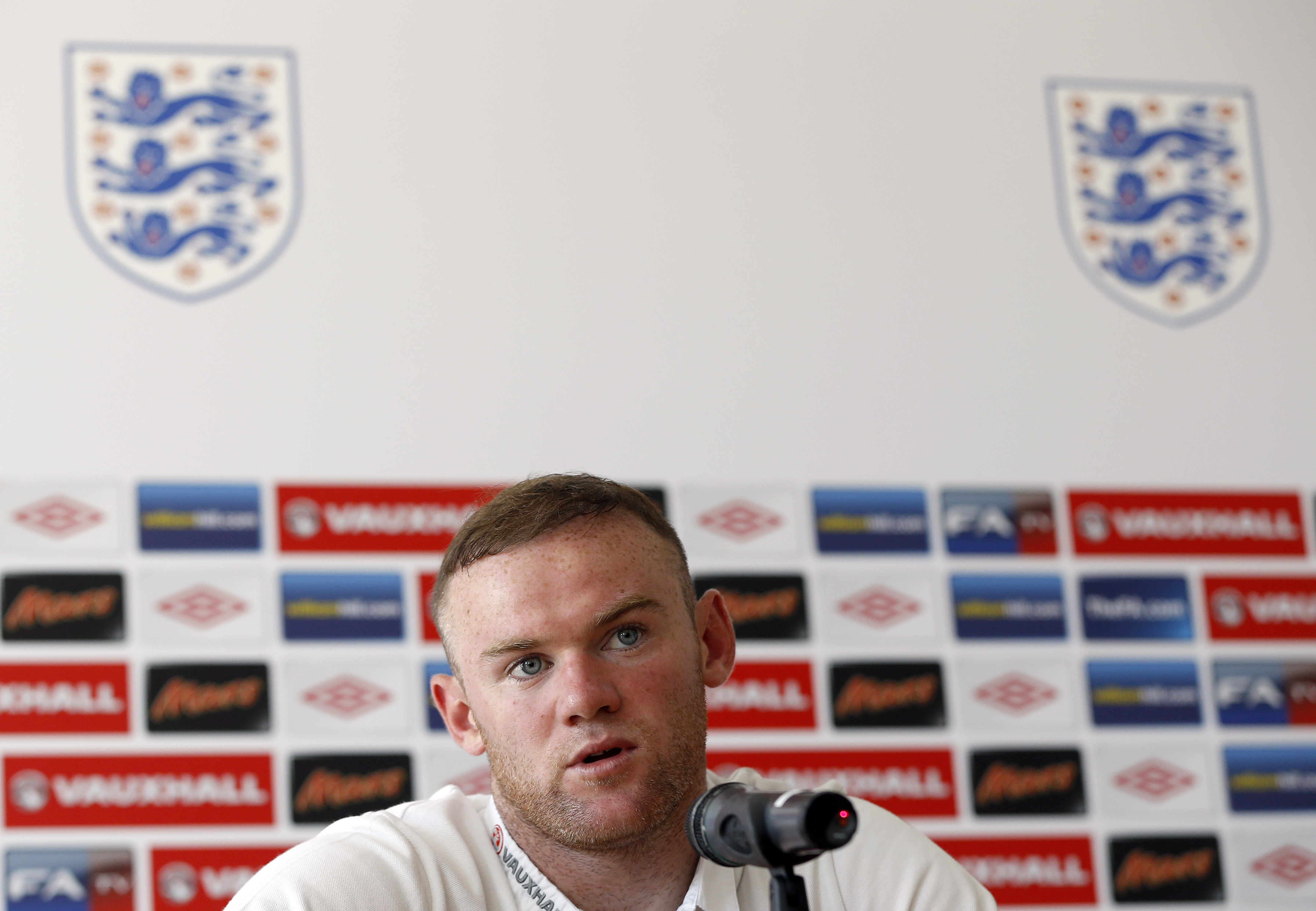 Wayne Rooney säger sig vara laddad till tusen inför kvllens match.