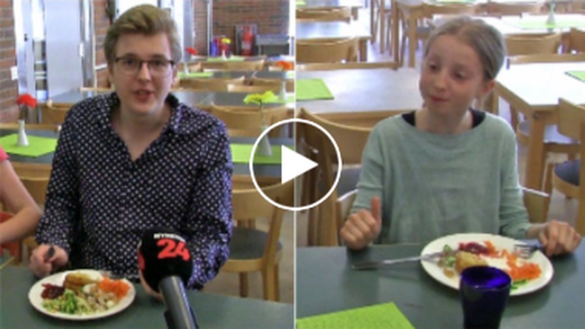 Teodor Stig-Matz på Nyheter24 provsmakar maten på Beckombergaskolan i Bromma utanför Stockholm.
