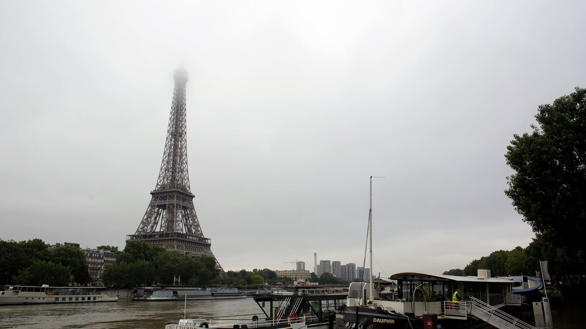 Många av Paris kajer är översvämmade. Här säkras båtar på den översvämmade floden Seine.