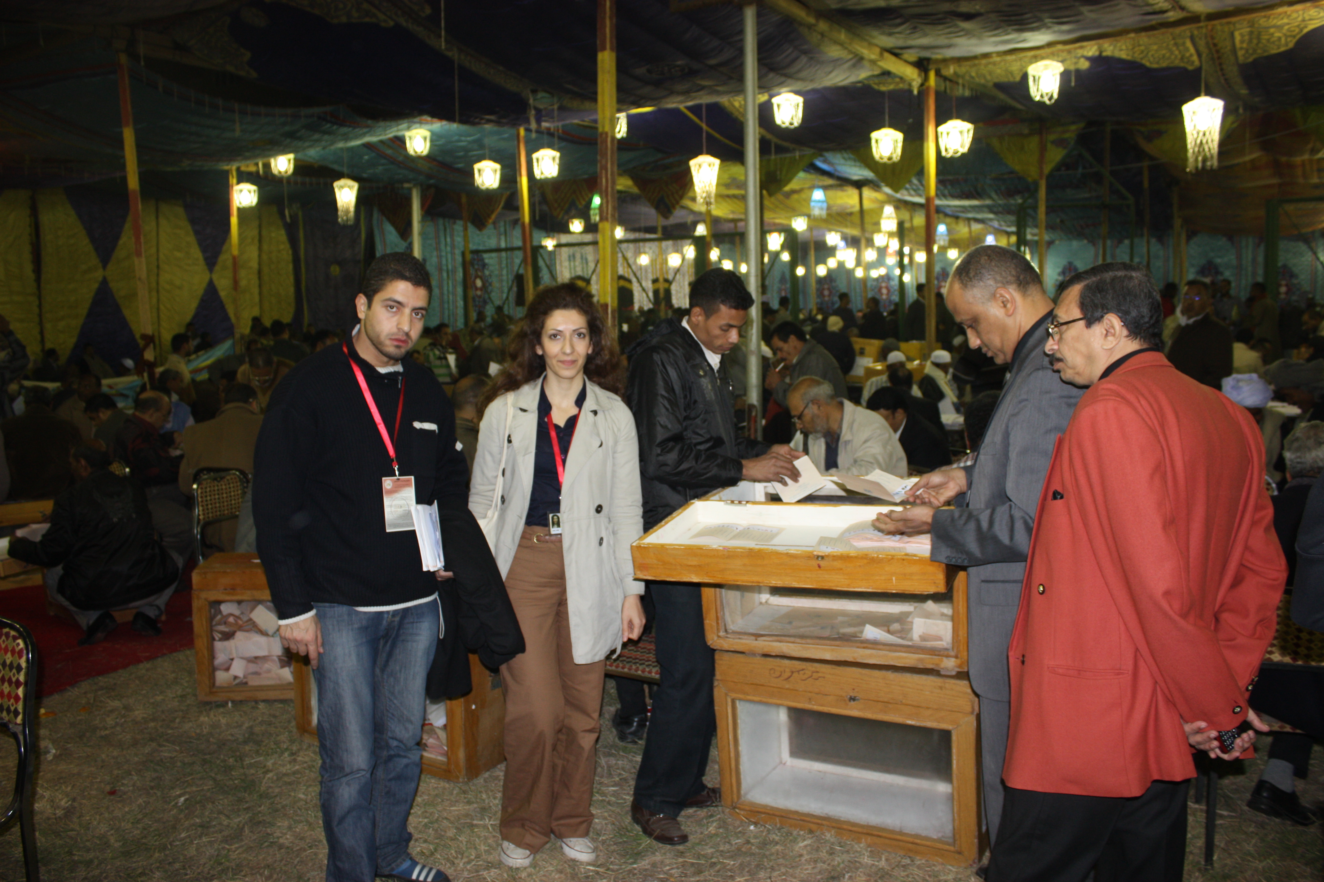 På bilden, Golala Ruhani (t.h) med en kollega. Männen längst ut till höger i bild är domare som övervakar rösträkningen. 