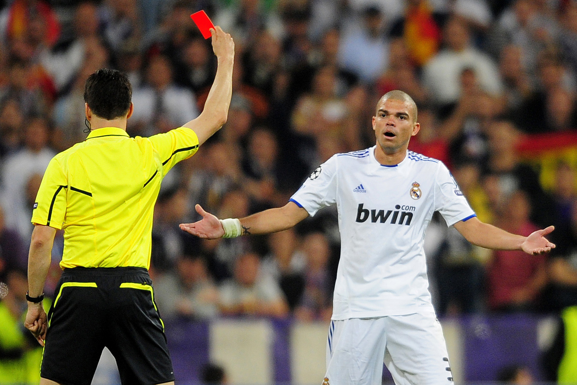 Pepe fick rött kort efter en tackling på Dani Alves.