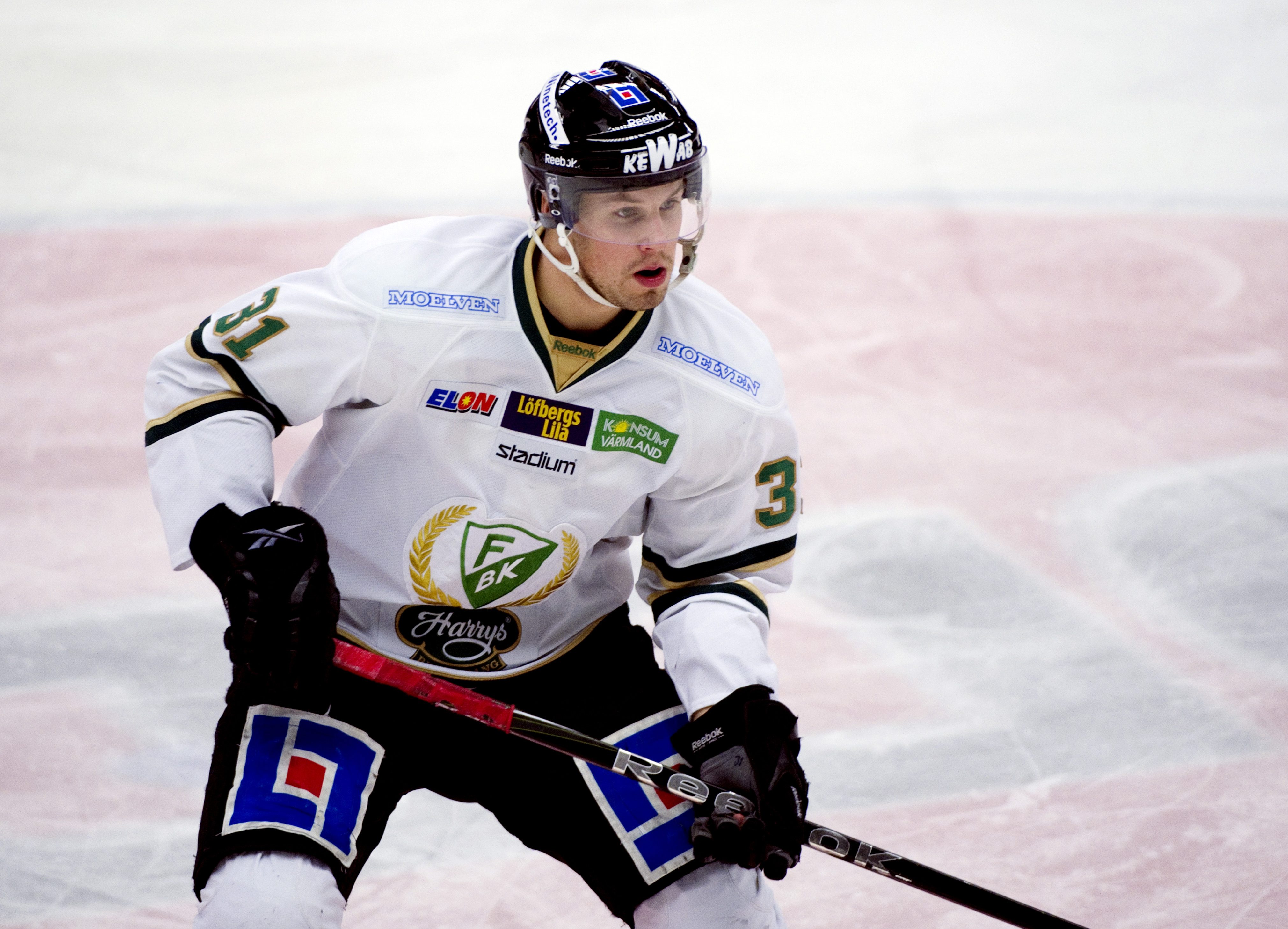 3. "Problembarnet" och fantastiske hockeyspelaren Dick Axelsson har gått till sin tredje elitserieklubb.