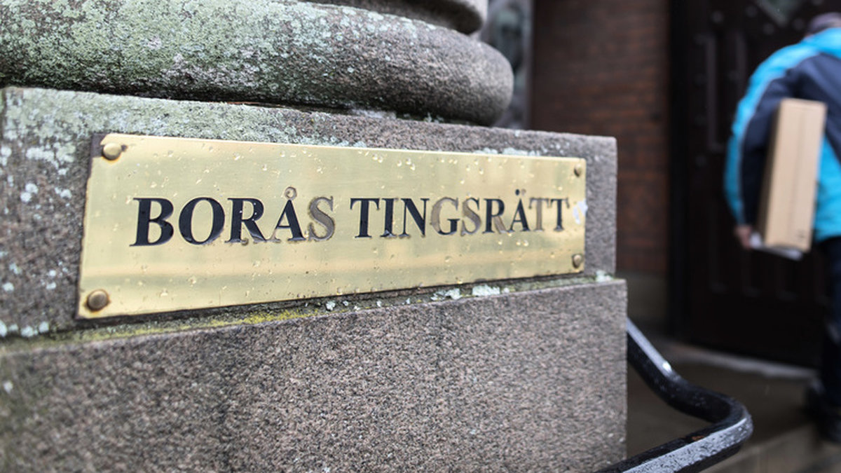 Två män och en 15-årig pojke begärs häktade vid Borås tingsrätt efter en granatattack. Arkivbild.