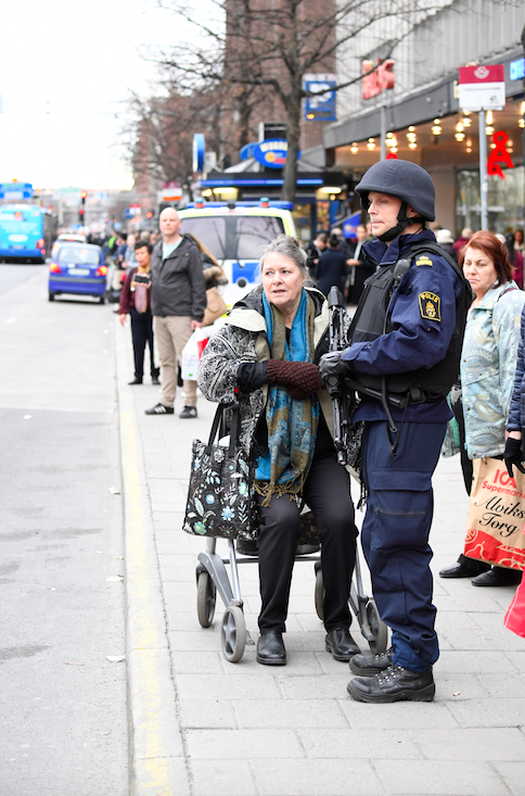 Gammal kvinna och polis. Terrordådet.
