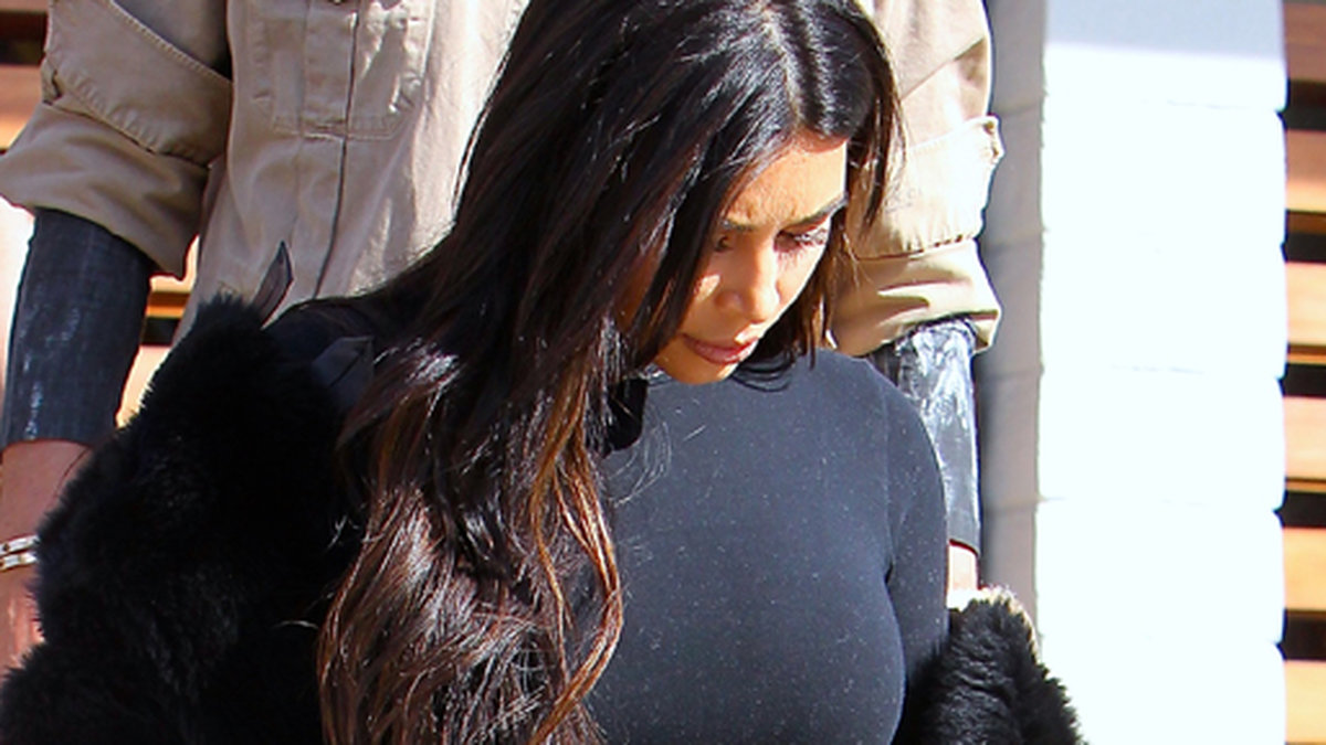 Kim valde en svart tight outfit. 