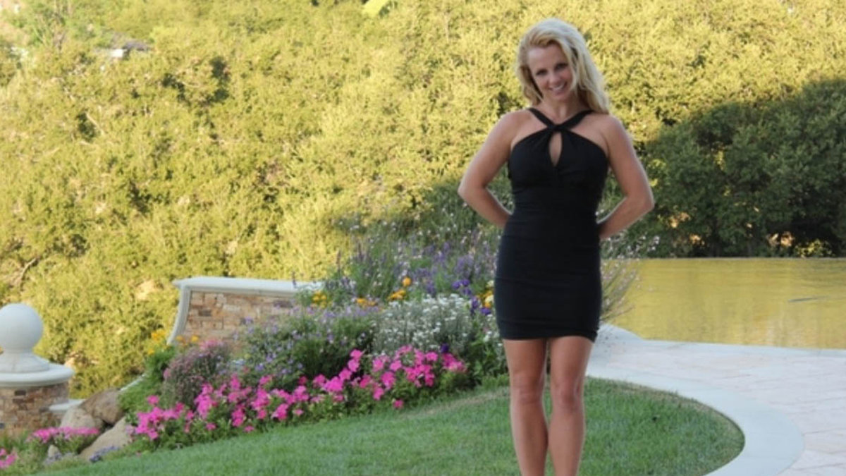 Britney Spears klädde sig så här fint när hon skulle gratta sin farbror. Skandalstjärnan ser ut att må bättre och bättre!
