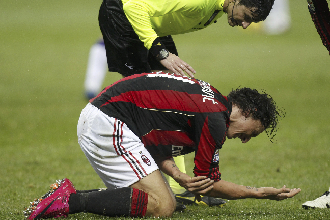 Zlatan Ibrahimovic skadade armen när han firade målet mot Fiorentina.