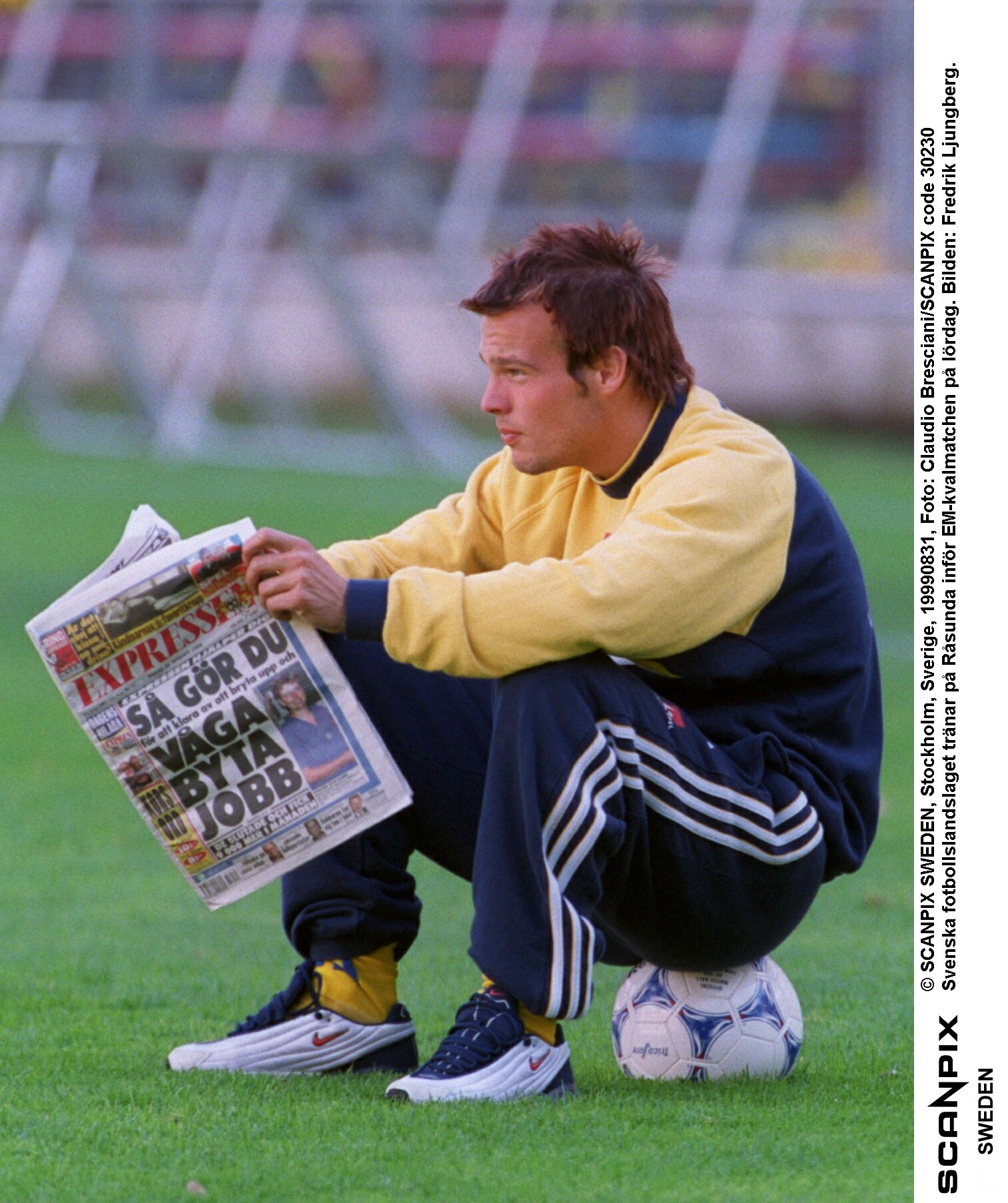 1999: Fredrik Ljungberg tar igen sig och läser en tidning. Undrar om det var rubriken som fångade hans intresse? 1999: Fredrik Ljungberg tar igen sig och läser en tidning. Undrar om det var rubriken som fångade hans intresse?