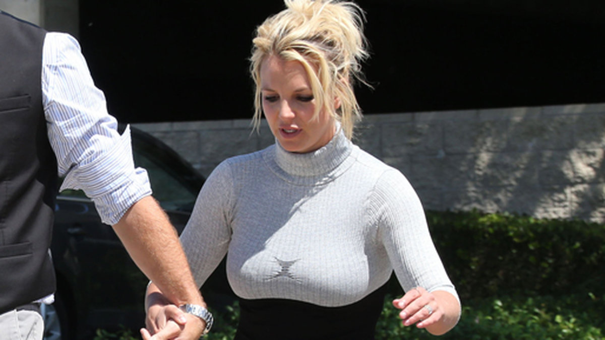 Britney Spears valde en väldigt het outfit när hon skulle gå till kyrkan. Kan man så ska man! 