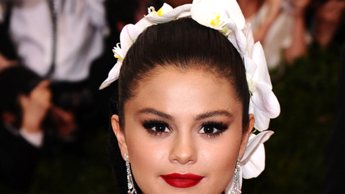 Selena Gomez var bedårande med illröda läppar och vit långklänning. 