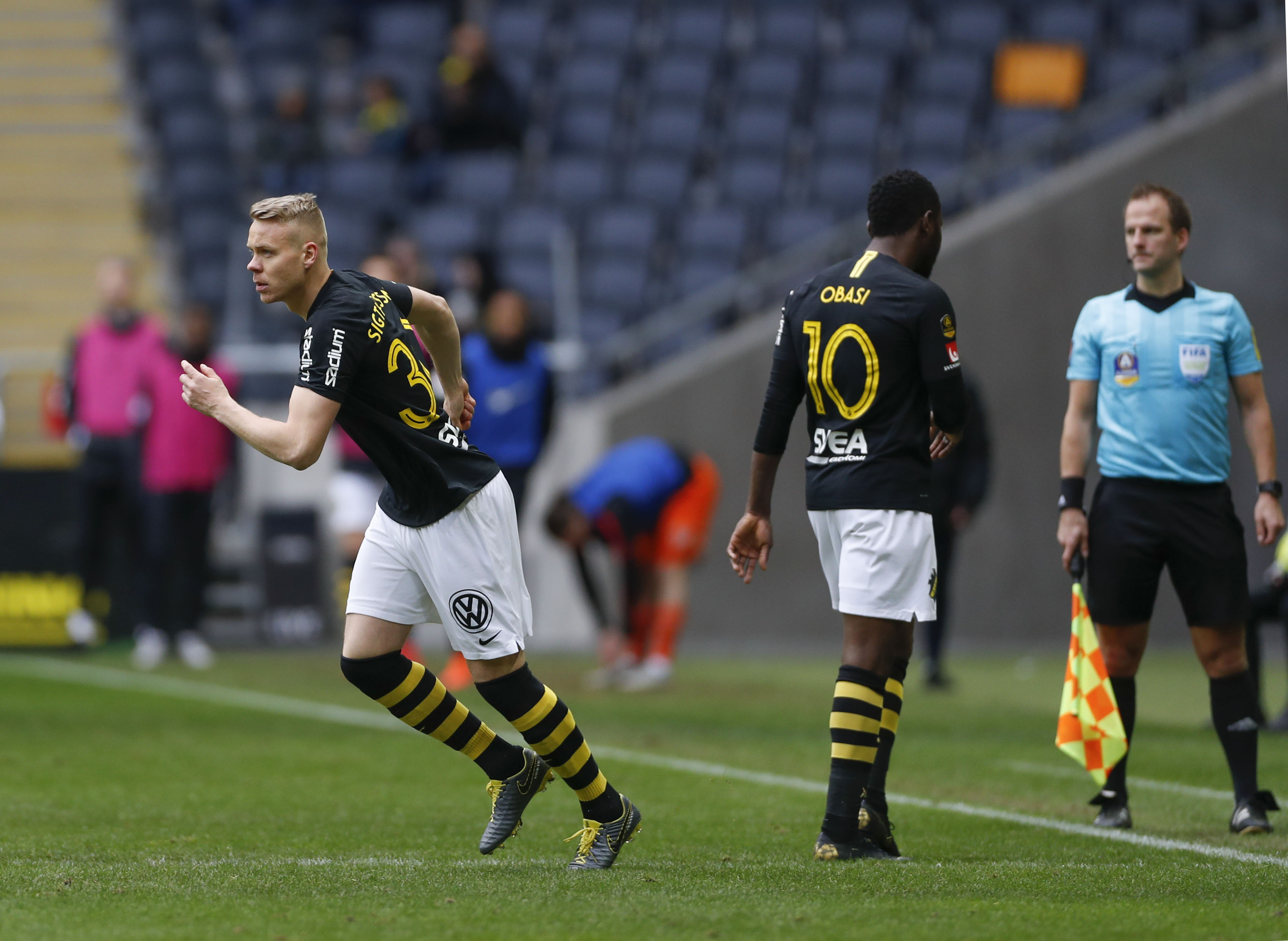 Isländska anfallaren Kolbein Sigthorsson byts in mot Chinedu Obasi. Isländska anfallaren Kolbein Sigthorsson byts in mot Chinedu Obasi.