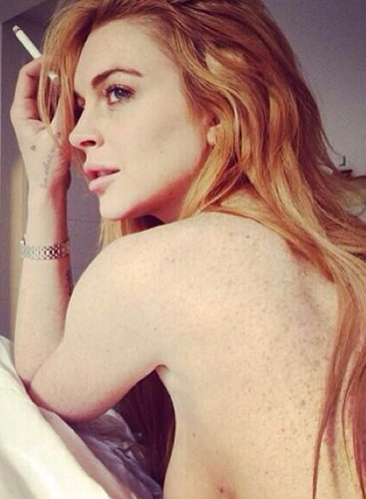 Lindsay Lohan tar en cigg. Topless. Lindsay Lohan tar en cigg. Topless.