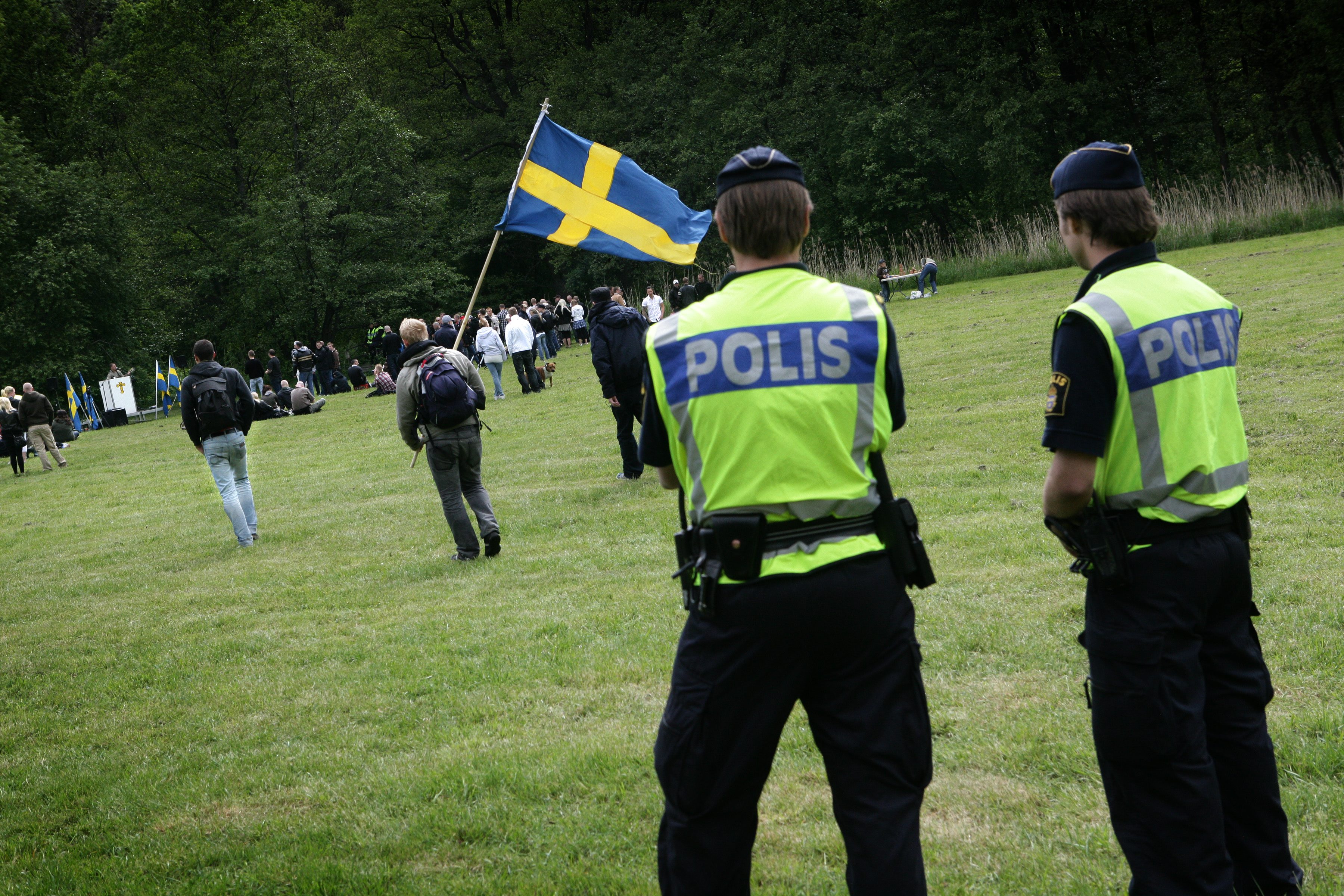 Poliser bevakar nazistiskt nationaldagsfirande vid Tyresö slott 2009.