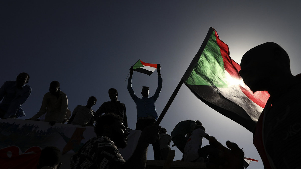 Sudaneser firar årsdagen av avsättandet av diktatorn Omar al-Bashir i Khartum i november 2019.