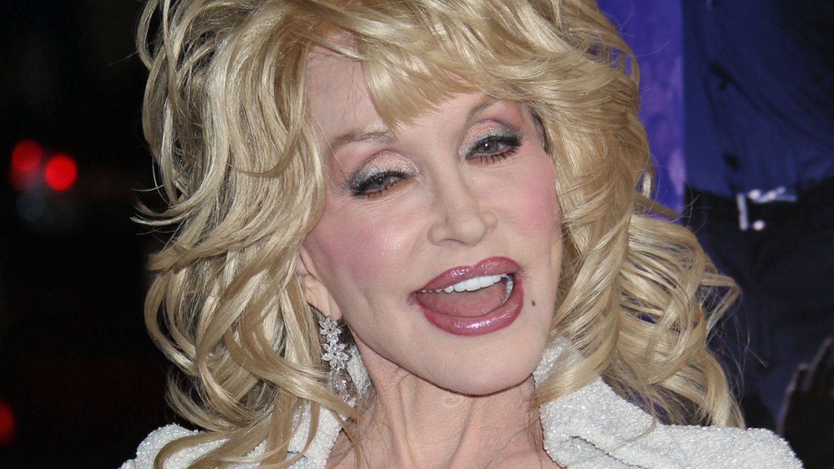 Dolly Parton – efter en hel del operationer och bröstjobb. Intakt...Men lite...annorlunda? 