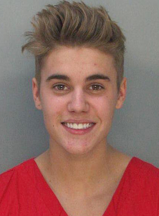 Smice! Justin Bieber fyrade av ett bländande leende. Det enda som är lite lurt är stjärnans totalt nedrökta blick... Smice! Justin Bieber fyrade av ett bländande leende. Det enda som är lite lurt är stjärnans totalt nedrökta blick...