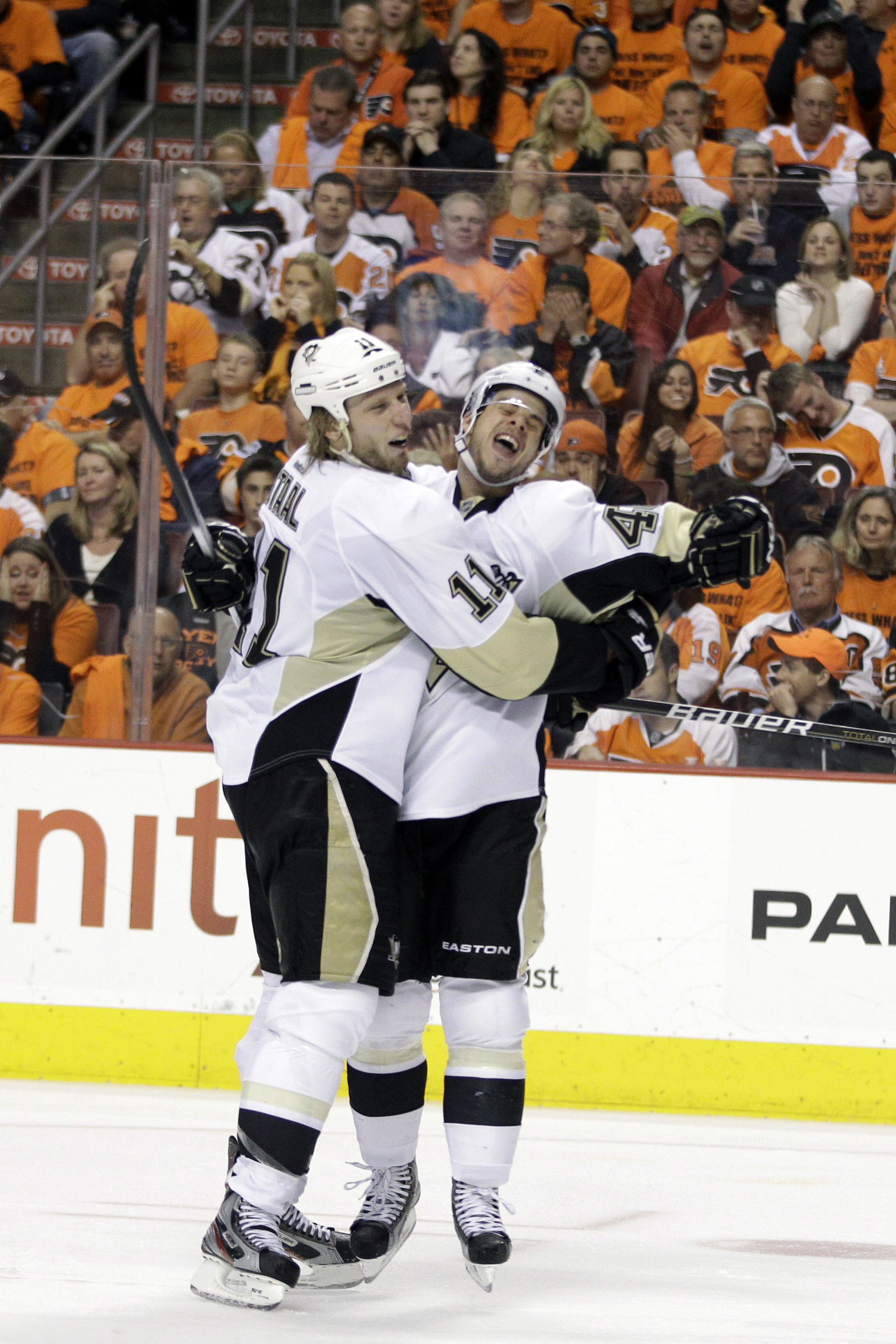 Pittsburgh Penguins Jordan Staal och Tyler Kennedy firar ett av många mål mot Philadelphia Flyers.