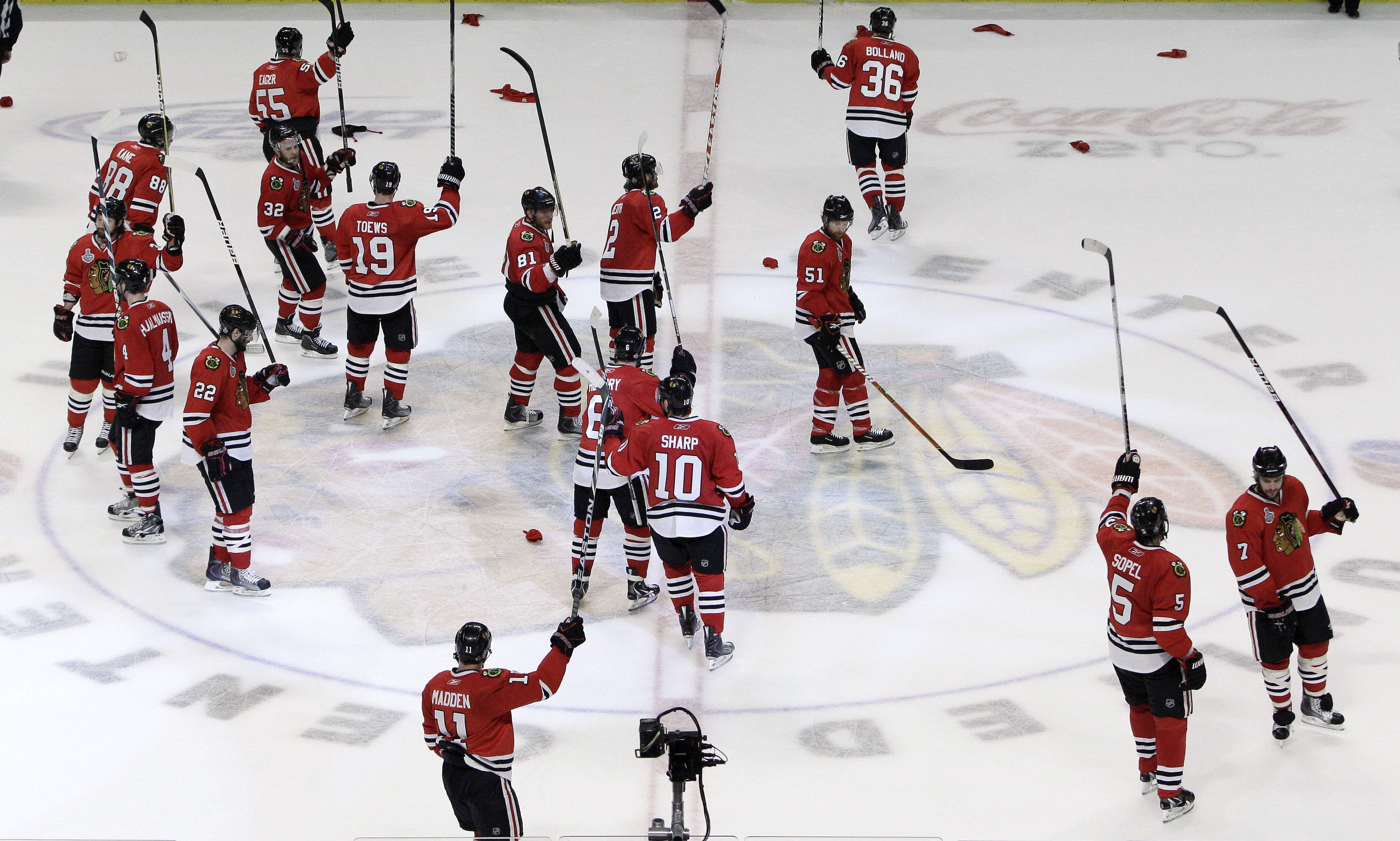 Chicagospelarna jublar efter att ha tagit en 2-0-ledning i Stanley Cup-finalen. 