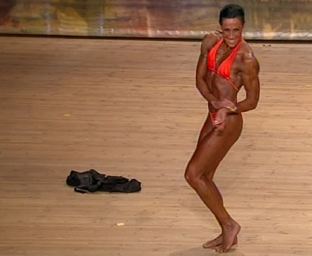 Susanne Rydmyr flexar sina muskler för juryn.