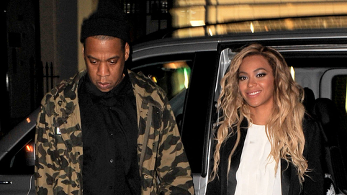 Beyoncé och Jay-Z lämnar en nattklubb i London.