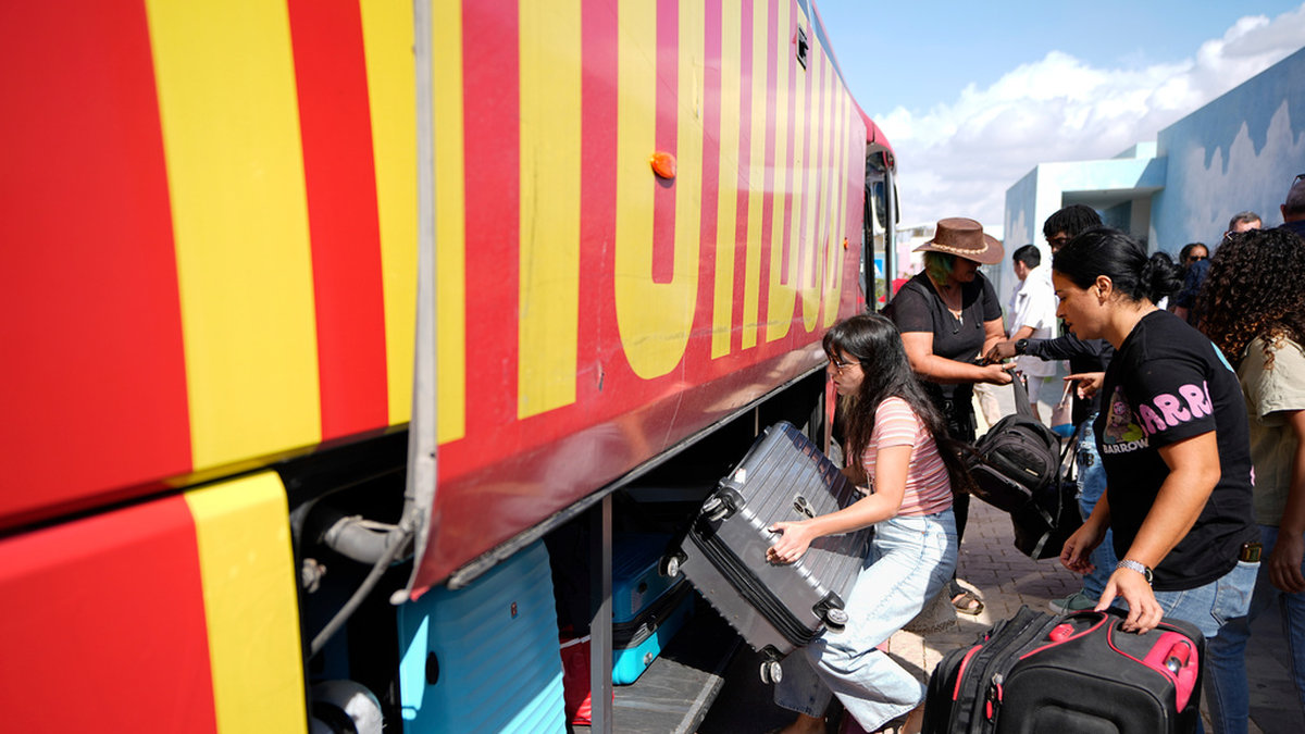 Israeler packade in sina tillhörigheter på en buss när de lämnade staden Sderot i söndags.