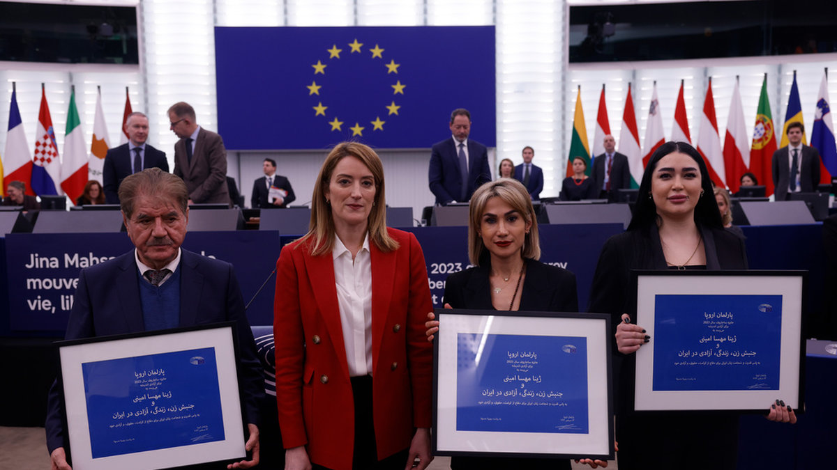 Mersedeh Shahinkar och Afsoon Najafi, till höger om EU-parlamentets talman Roberta Metsola. Saleh Nikbakht, längst till vänster, representerade Mahsa Aminis familj.