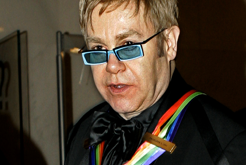 Elton John är en av världens mest kända divor, och han älskar vackra blommor. Han kräver alltid en stor blombukett när han ska uppträda men buketten får under några omständigheter inte innehålla liljor, tusensköna, trädgårdsnejlika eller prästkrage då Elton John HATAR dessa stackars oskyldiga blommor. 