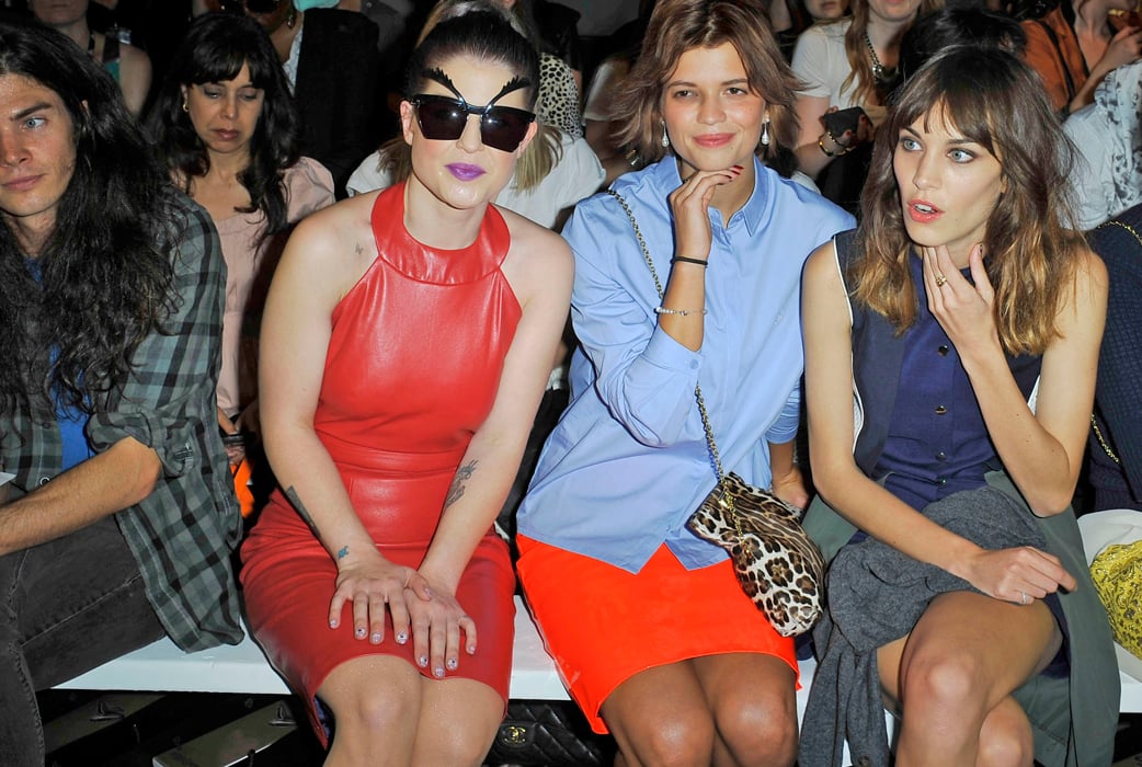 Kelly Osbourne i röd skinnklänning, rymdbrillor och lila läppar. Vi har nog aldrig sett något så osmickrande någonsin. Kelly Osbourne i röd skinnklänning, rymdbrillor och lila läppar. Vi har nog aldrig sett något så osmickrande någonsin.