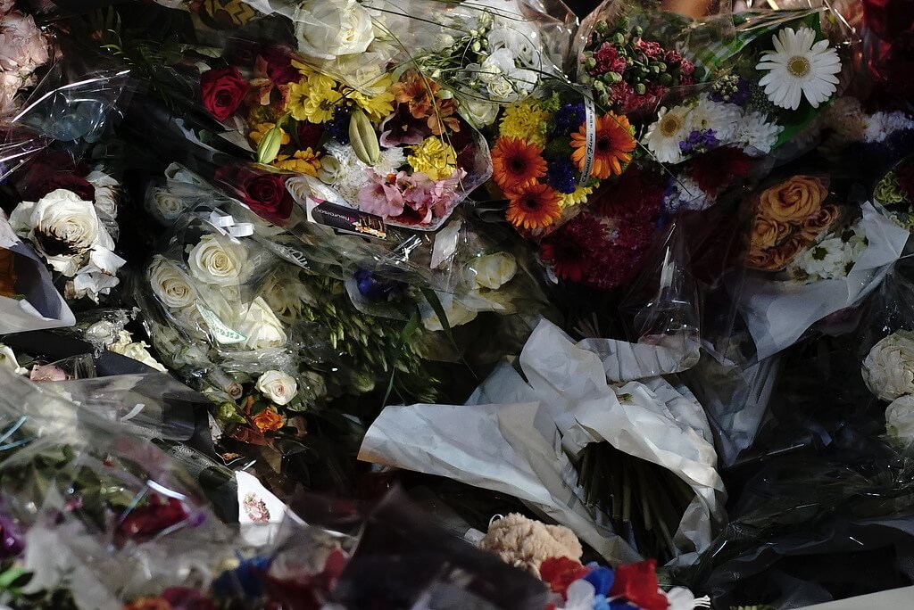 Blommor vid en minnesplats efter lastbilsattacken i Nice, Frankrike.