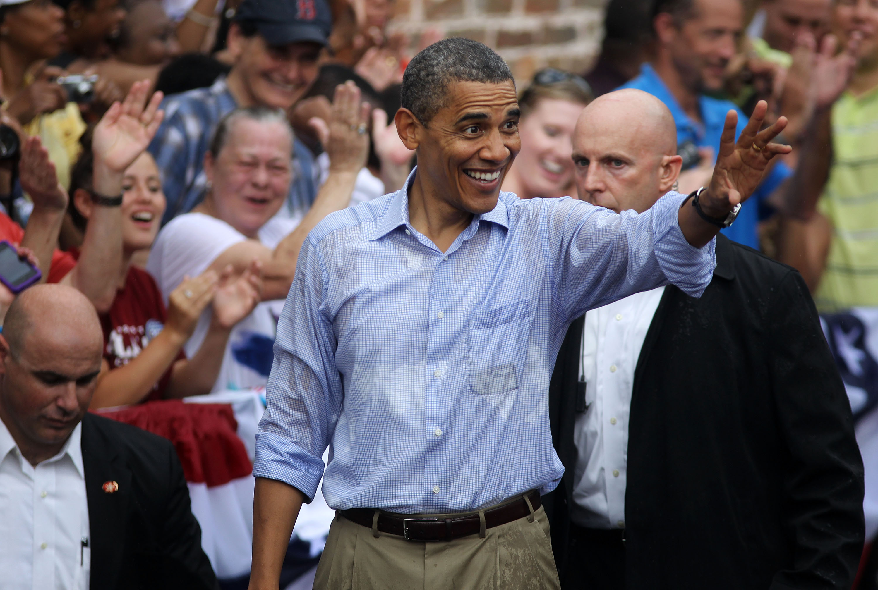 Efter talet tog sig Obama tid till att tacka de som kommit och lyssnat i regnet.