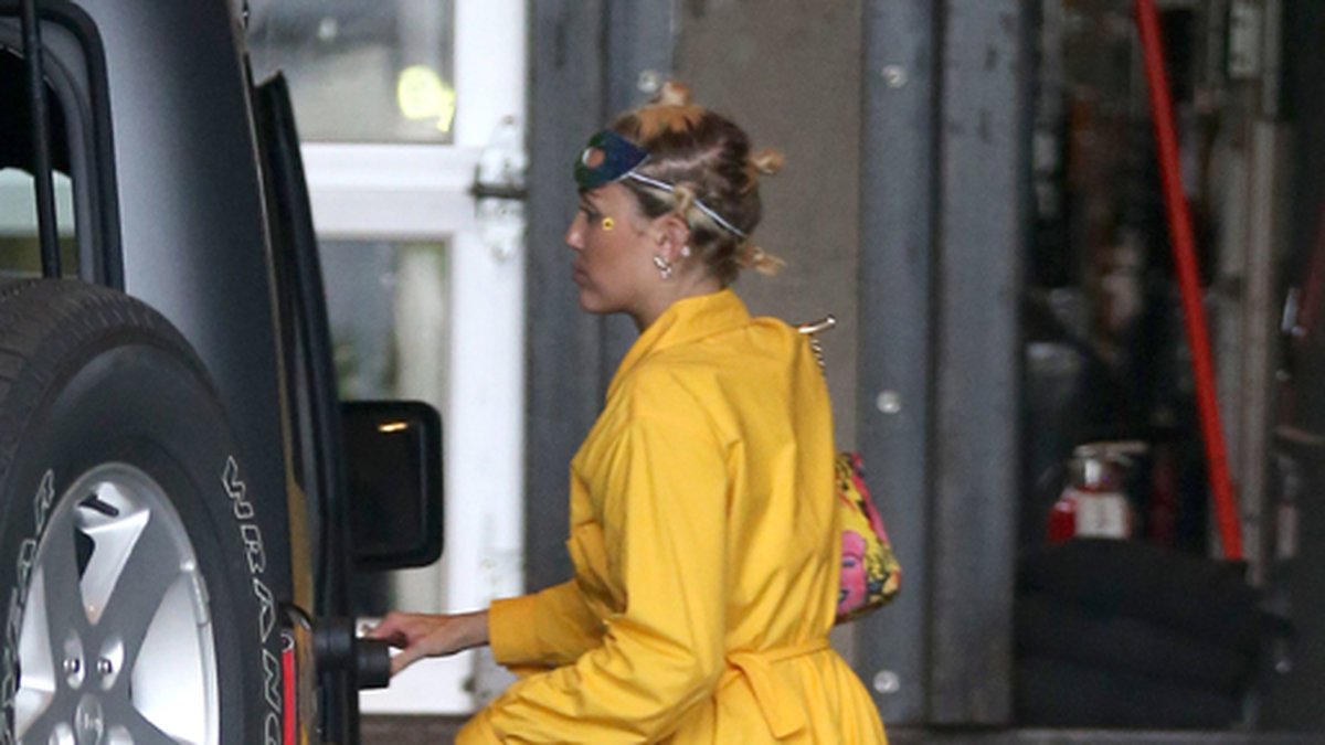 Miley Cyrus i gul overall.
