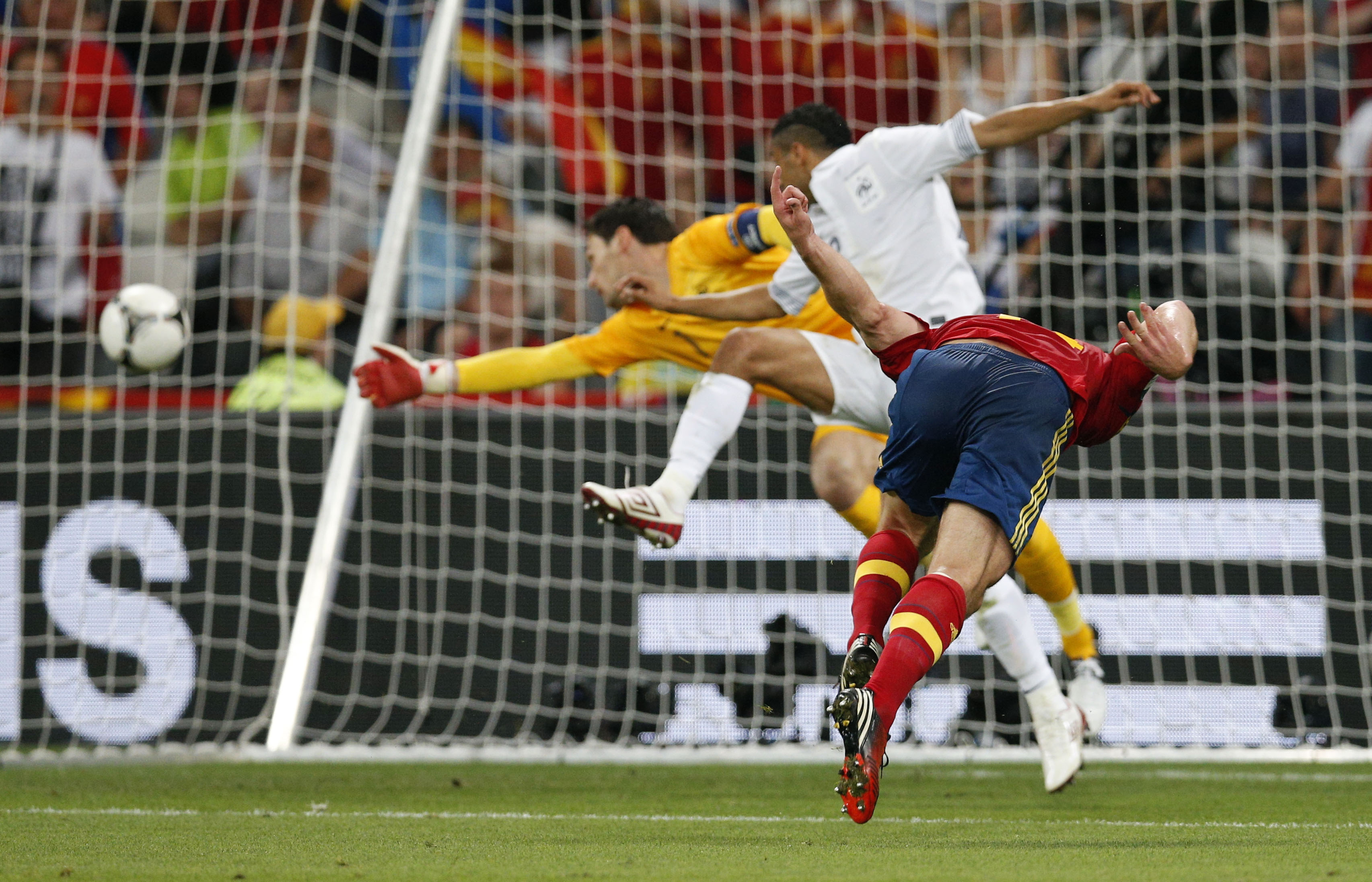 Hugo Lloris slängde sig men lyckas inte nå nicken som studsade i backen en gång. Hugo Lloris slängde sig men lyckas inte nå nicken som studsade i backen en gång.