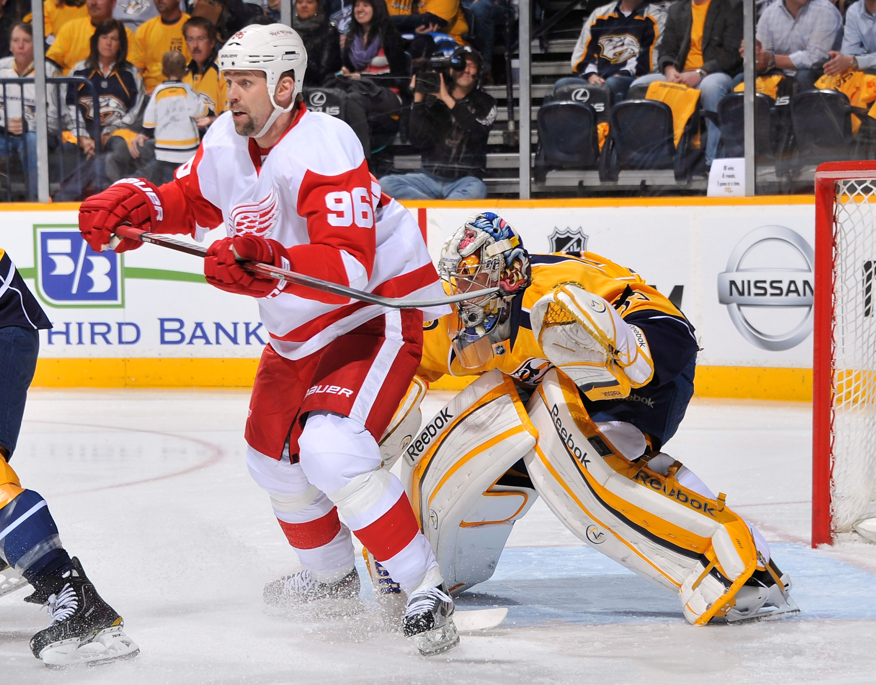 Tomas Holmström kunde inte förhindra att hans Detroit Red Wings föll i Nashville. Han och Henrik Zetterberg stod för Detroits mål i matchen. Holmström är en av flera stjärnor som kan bli tillgänliga till hemma-VM om Detroit blir utslagna av Nashville. Tomas Holmström kunde inte förhindra att hans Detroit Red Wings föll i Nashville. Han och Henrik Zetterberg stod för Detroits mål i matchen. Holmström är en av flera stjärnor som kan bli tillgänliga till hemma-VM om Detroit blir utslagna av Nashville.